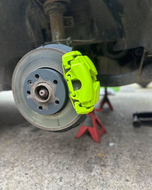 Today we’re up in Doncaster working on this VW Transporter, giving it a serious upgrade with Porsche Acid Green brake calipers 💚

This colour is an absolute head-turner — bright, bold, and perfect against the Transporter’s styling. Not just about looks either… freshly refinished calipers mean added protection and a factory-style performance finish.

Another van transformed and back on the road looking spot on 👌

📍 Mobile service available
🎨 Huge range of colours
🛠️ Professional prep & high-gloss finish

#VWT5 #VWT6 #VWTransporter #BrakeCalipers #PorscheGreen #AcidGreen #VanStyle #VanLifeUK #CaliperPainting #AutomotiveDetailing