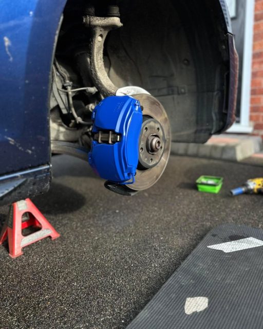 Supporting the Blues isn’t for the faint-hearted…
But upgrading your car is easy 😎

Audi A4 in today with BCFC blue calipers for a Birmingham City fan who shows his colours properly 🔵⚽
📩 DM to book your caliper refresh
KRO! 💙

#BCFC #KRO #Blues #AudiA4 #BrakeCalipers #CaliperPainting #CarMods #FootballBanter #SteveCleenz