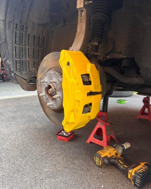 🚗🔥 Busy day on the calipers!

First stop: Market Harborough – a Range Rover Discovery rolling out with high gloss yellow calipers that really pop!

Then over to Ashby de la Zouch for this MG TF getting a set of high gloss red calipers – absolutely stunning finish.

💥 Love seeing these colours come to life!

#CaliperCustom #CarEnthusiast #RangeRoverDiscovery #MGTF #HighGlossCalipers #CarDetailing #EliteCalipersUK