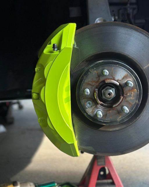 Returning customer. 
Brand new Range Rover Discovery from Land Rover. 

Booked in for red. 
Like everyone else. 

Then they saw the Acid Green. 

Game over. 

Let’s be honest… 
Red calipers are the “I didn’t want to take a risk” option. 

Acid Green? 
That’s confidence. That’s different. That’s the spec people notice in the car park. 

Behind those gloss black wheels it just hits different. 
Clean. Loud. Zero apology. 

If you’re still choosing red in 2026… we need to talk 😅 

Red or Acid Green — argue it out below 👇🔥 
#AcidGreen #RangeRoverDiscovery #BrakeCalipers #CarCultureUK #StandOut