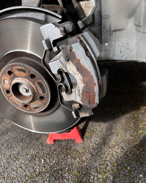 🔥 TWO LOCAL CALIPER TRANSFORMATIONS TODAY 🔥

Busy one locally today for Steve’s Cleenz Vehicle Preparation Specialist 👌

First up – this stunning Volvo XC90 finished with Polestar Gold calipers 🏁
Absolutely sets the car off perfectly against the bodywork – subtle, premium, but makes a serious statement.

Then over to this Range Rover Evoque… and as you can see from the before pictures… it was CRYING OUT for some colour 👀

We finished it in High Gloss Yellow and what a difference it makes.
From dull and hidden… to bold and eye-catching 💛🔥

Proper prep.
High-temperature coatings.
Multiple coats.
Gloss lacquer finish.
Mobile service at your home or workplace.

📍 Local jobs
📱 Mobile across the Midlands & UK wide
🌐 www.stevescleenz.co.uk

If your calipers are looking tired behind those wheels… you know who to call 😉

#StevesCleenz #BrakeCaliperPainting #PolestarGold #VolvoXC90 #RangeRoverEvoque #HighGlossYellow #MobileService #CarTransformation #MidlandsBusiness