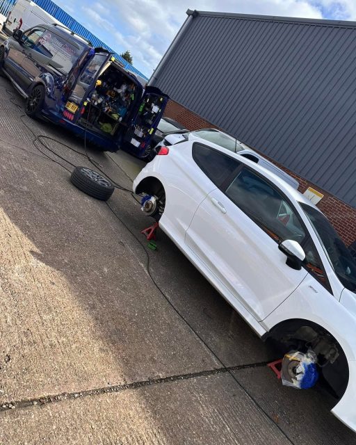Fiesta ST-Line in today for a fresh set of royal blue calipers 💙🔥
A simple change that makes a massive difference behind the wheels. Clean, bold and sporty — exactly how an ST-Line should look.

Mobile brake caliper painting done at your home or workplace.

#FiestaSTLine #FordFiesta #RoyalBlueCalipers #BrakeCaliperPainting #CaliperPainting #STLine #CarStyling #MobileCaliperPainting #Detailing #EliteCalipers