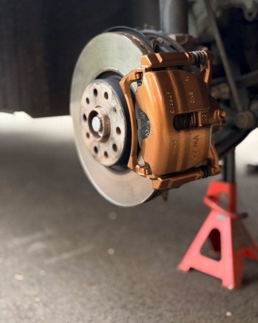 Cupra Formentor in today… and those calipers were begging for colour.

Finished in Cupra bronze to match the badge, and the difference behind the wheels is unreal 👌

That OEM+ look done properly.

What colour would you go for? 👇

#cupra #cupraformentor #cuprabronze #brakecalipers #caliperpainting #brakecaliperpainting #oemplus #carupgrade #carstyling #modifiedcars #carsofinstagram #stevescleenz #mobilecaliperpainting #ukcarscene #carreels