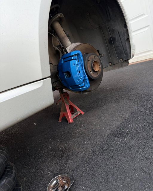 BMW 630 in for a proper upgrade today, finished off with M Sport Blue brake calipers and it’s completely changed the look of the car.

The fresh blue finish works perfectly against the white bodywork and silver wheels, giving it that cleaner, sportier BMW look without going over the top. Small detail, big difference.

Prepared properly, painted professionally, and finished to stand out for all the right reasons.

Looking to give your car that extra touch?
Message Steve’s Cleenz for a quote.

#StevesCleenz #BMW630 #BMWCalipers #MSportBlue #BrakeCaliperPainting #MobileCaliperPainting #BMWDetailing #CarEnhancement #VehicleAppearanceSpecialist #WestMidlands #UKWide