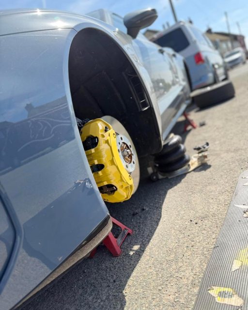 Stoke-on-Trent job today 🔧⚡

Audi e-tron GT in for a full caliper transformation… and what a difference it’s made 👀

We’ve gone for a high gloss yellow finish — a bold choice that works perfectly against the clean bodywork and those wheels. Proper OEM+ look but with that extra edge.

As always:
✔️ Fully prepped, cleaned & keyed
✔️ Multiple coats of high-temperature paint
✔️ Finished with a durable high gloss lacquer
✔️ All done at the customer’s location

These cars come with serious braking setups — some models even running large multi-piston calipers and up to 420mm discs on the front — so getting the finish right is everything. No shortcuts, no overspray, just a factory-style finish done properly.

The yellow really pops through the spokes 🔥

📍 Stoke-on-Trent
🚐 Mobile service – we come to you anywhere in the UK

If you’re thinking of upgrading your calipers, drop me a message for a quote 👇

⸻

#StevesCleenz #EliteCalipers #AudiEtronGT #BrakeCalipers #CaliperPainting #CarDetailing #UKCars #CarMods #AutomotiveDetailing #YellowCalipers #ElectricPerformance #MobileService
