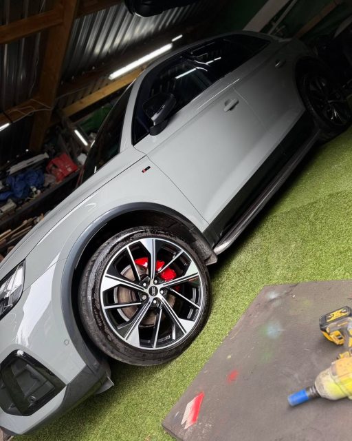 Audi Q5 Down in Bristol today for this beauty, getting the calipers finished in high-gloss red 🔴🔥

What a difference a fresh set of calipers makes behind those wheels! 😍

Another job completed by Steve’s Cleenz & Elite Calipers — our mobile brake caliper painting service, travelling nationwide to your home or workplace.

📍 Bristol today
🎨 High-gloss red
🚗 Professional finish
🇬🇧 Mobile service available across the UK

Want your calipers transformed? Drop us a message for a quote 👇

#StevesCleenz #EliteCalipers #BrakeCaliperPainting #MobileCaliperPainting #Bristol #BristolCars #CaliperPainting #RedCalipers #CarStyling #UKWide #MobileService