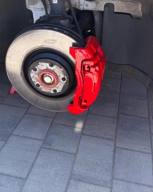 Audi TT in today getting the treatment 🔥

This one came in looking tidy already… but those standard calipers just weren’t cutting it.

We transformed them into high gloss red, giving it that proper sporty OEM+ look 👌
Red calipers are a classic choice on the Audi TT — even factory special editions run them because they just work with the styling. 

✔️ Fully prepped
✔️ Multiple high-temp coats
✔️ Finished in a deep gloss lacquer
✔️ Painted safely with zero overspray

End result? Sharp, aggressive, and stands out without being over the top.

📍 Mobile service – we come to you
📩 Message now for a quote

#StevesCleenz #AudiTT #CaliperPainting #BrakeCalipers #CarDetailing #GlossRed #CarMods #UKCarScene #MobileService