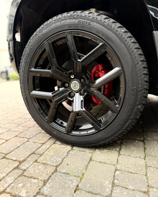 Ascot today, turning heads in all the right ways 👀🔥

This beast of an Urban Defender joined us in Ascot for a serious upgrade… high gloss red brake calipers to perfectly complement that aggressive styling.

Factory looks are great… but a subtle detail like this takes it to a whole different level. Premium finish, professionally prepped, and painted at the customer’s location. 💯

From rugged to refined… this Defender now looks every bit as bold as it drives.

📍 Ascot – home to the famous racecourse, but today this Urban Defender stole the show 

Steve’s Cleenz
✅ Mobile service
✅ Professional high-temp coatings
✅ UK-wide coverage

#StevesCleenz #UrbanDefender #LandRoverDefender #DefenderUrban #BrakeCaliperPainting #RedCalipers #CarDetailing #AutomotiveStyling #MobileCaliperPainting #Ascot #LuxurySUV #UKCarScene